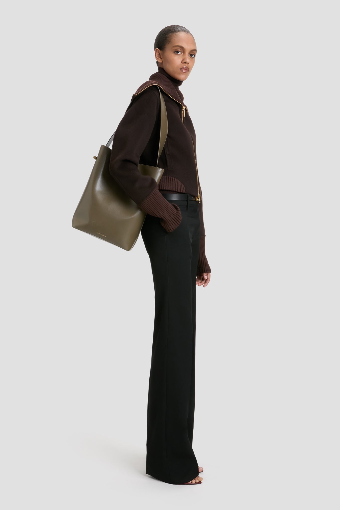 Dia Bucket Bag In Dark Khaki Smooth Leather