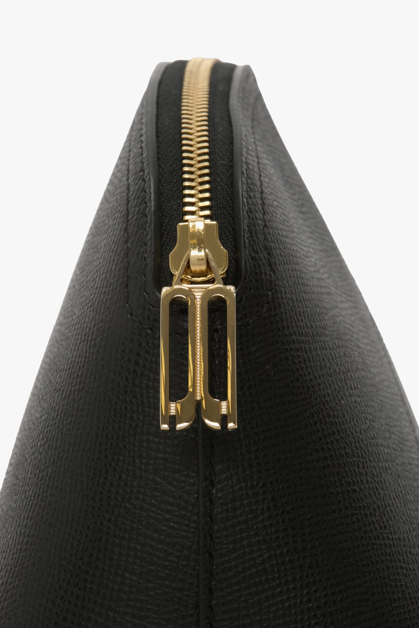 Victoria Large Travel Pouch In Black Grained Leather